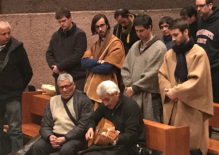 Religiosidad popular:  Homenaje al Padre Hurtado
