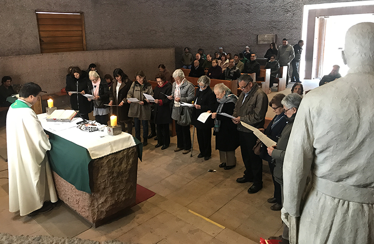 Voluntarios de Apoyo Espiritual  renuevan su compromiso ante Tumba del Padre Hurtado