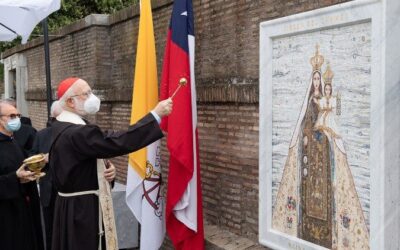 Mosaico de la Virgen del Carmen en los Jardines Vaticanos, lleva medalla del Padre Hurtado