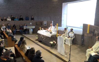 Misa dominical en la tumba del padre Hurtado